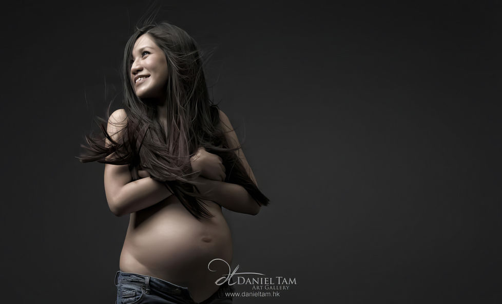 beautiful maternity photoshoot in black background