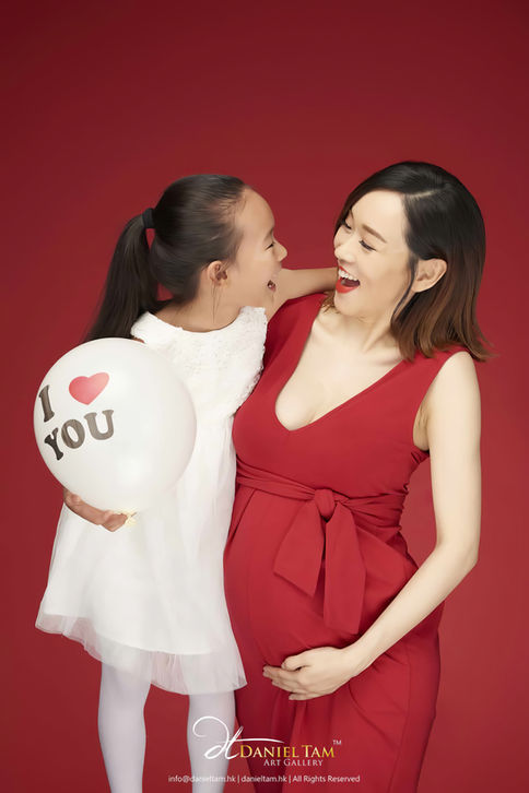 studio pregnancy photos in red background