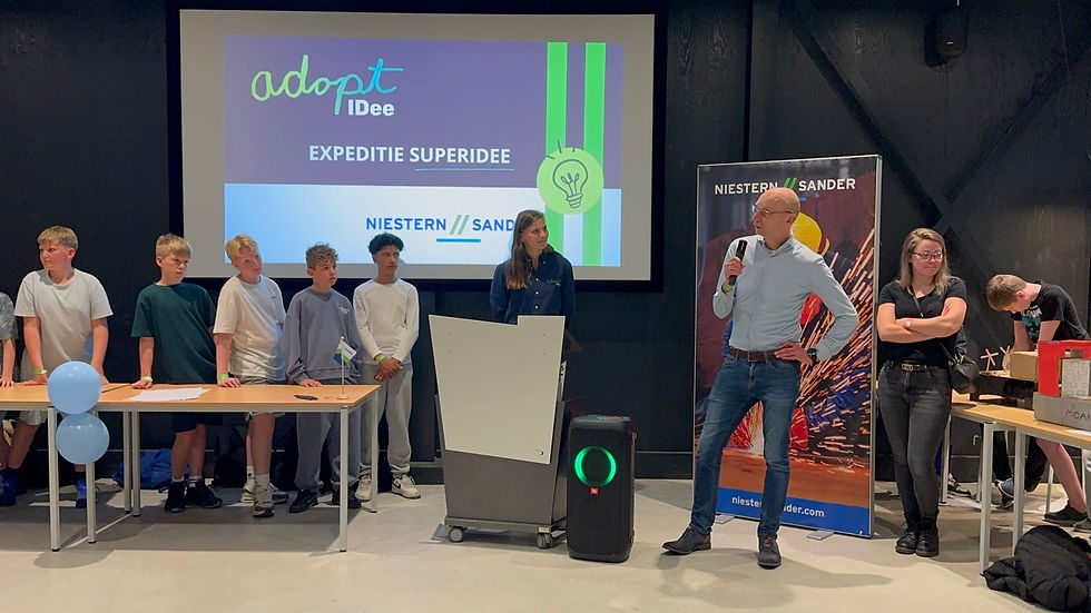Fokke Jan Botke, Managing Director Niestern Sander, bedankt de leerlingen voor hun SuperIdeeën!