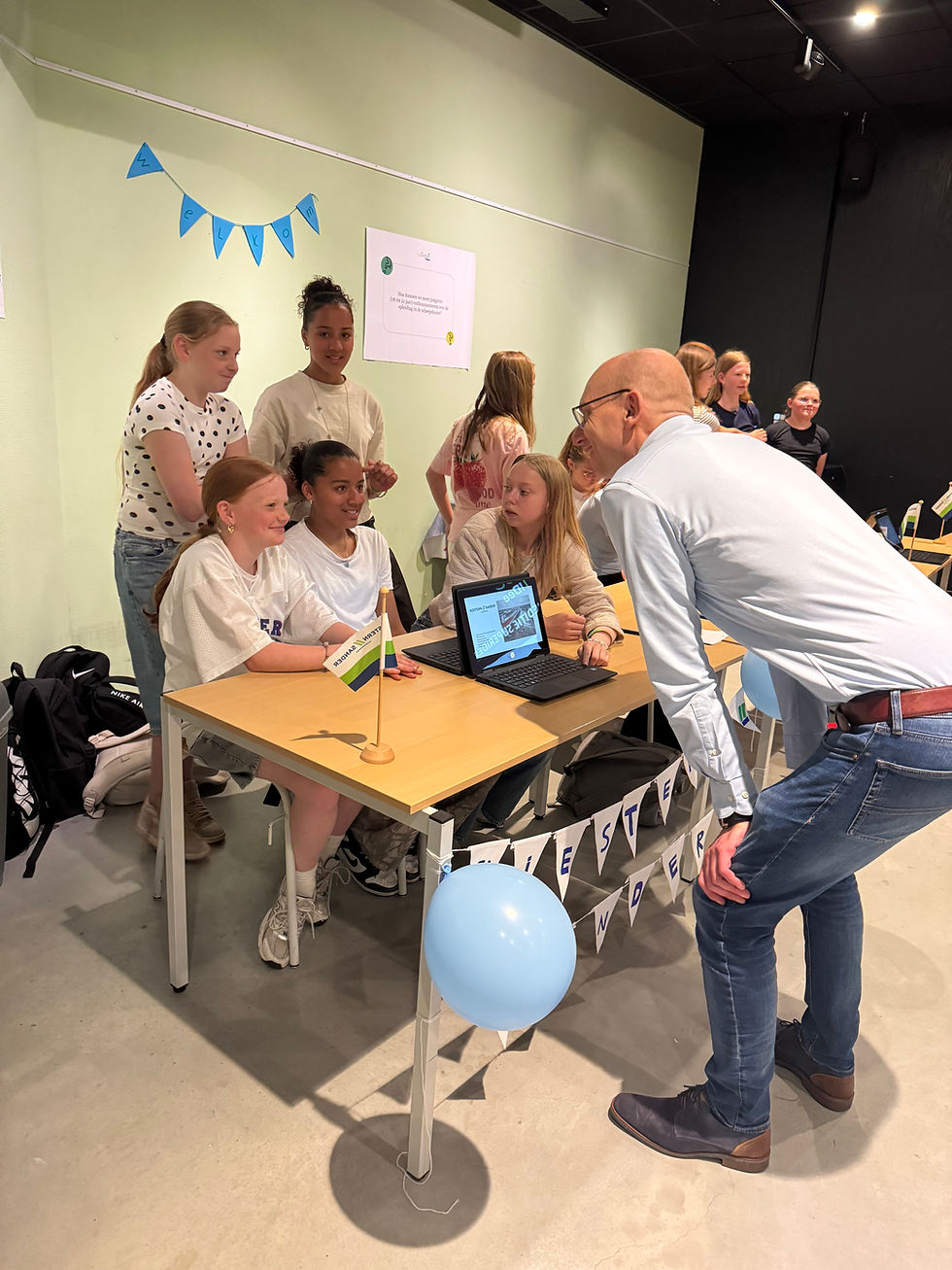 61 kinderen pitchen hun super ideeën voor Niestern Sander tijdens het Eindevent Expeditie SuperIDee in Muzee Aquarium Delfzijl