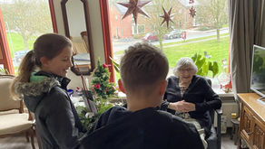 Basisschoolleerlingen maken kennis met lokale middelbare scholen en verrassen ouderen in Winsum met 350 zelfgemaakte kerststukjes!