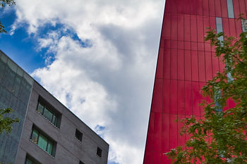 Bâtiments, ciel et nuages