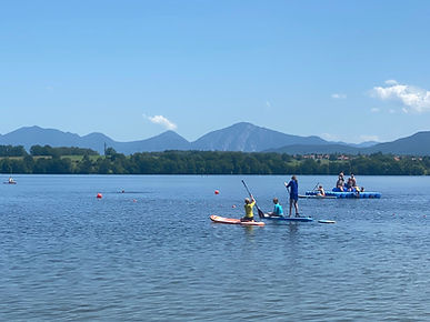Personen auf Stand-Up-Paddle (SUP)