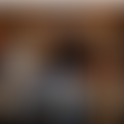 Max Oliver sentado no amplificador Marshall