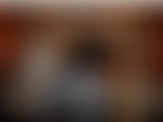 Max Oliver sentado no amplificador Marshall