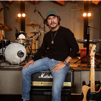 Max Oliver sentado no amplificador Marshall