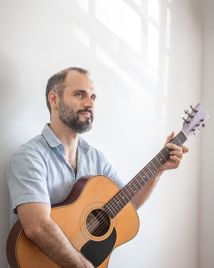 Gu Andersen apresenta primeiro álbum solo e leva “As Minhas Armas São Flores” ao palco em São Paulo