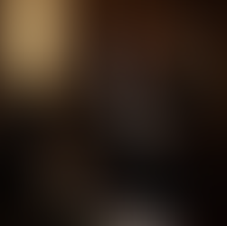 Unna X sentada com uma lupa na mão.