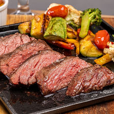 Novidades no Redwood: almoço com carnes grelhadas e música ao vivo em noites especiais