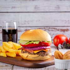 BomGourmet e CWBurguer Fest 2025: maior festival de hambúrgueres de Curitiba está de volta