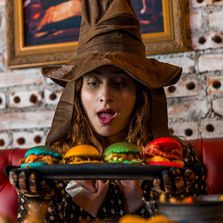 Mini burgers à vontade no Estação Chelsea, o restaurante temático de Curitiba