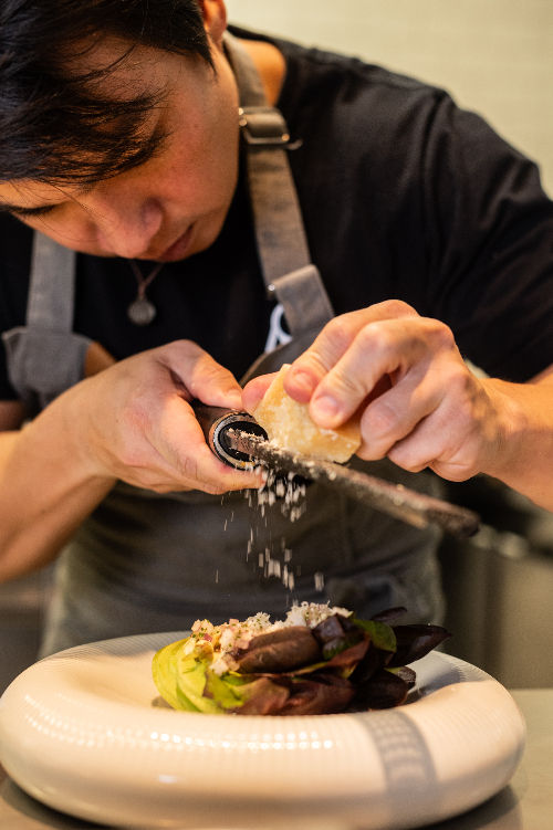 Salada: Alface romana baby, salsa de tomate, vinagrete de couve rabano, crocante de noz pecã caramelizada (doce), queijo curado de ovelha, crocante de arroz negro foto:Munir Bucair Filho