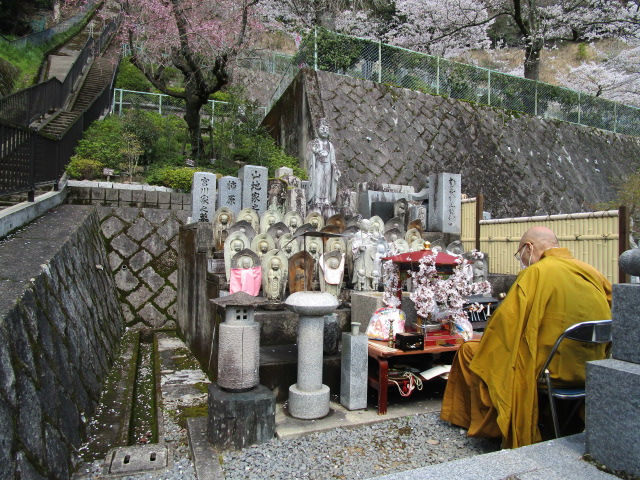 便利な場所で墓じまい-お参りを続けられます-極楽の余り風がそよぐ京都のお墓-八瀬霊苑で