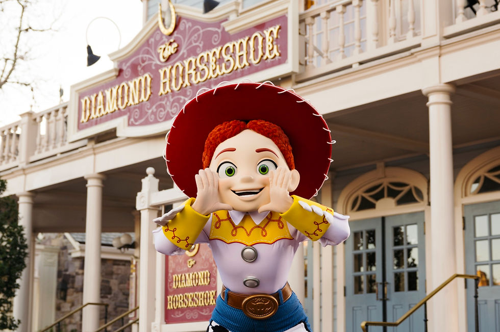 Jessie de Toy Story parada afuera de un restaurante