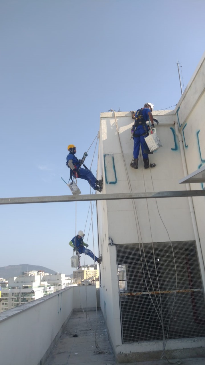 Equipe da LSA executando reforma de fachada no Rio de Janeiro
