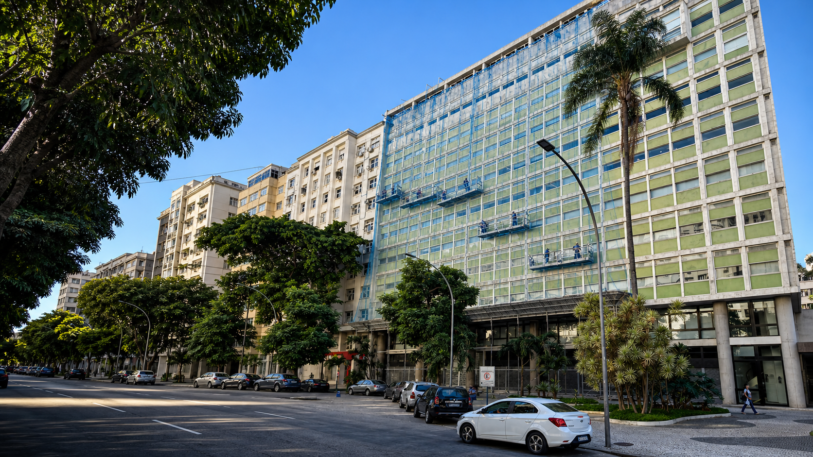 Equipe da LSA executando reforma de fachada no Rio de Janeiro