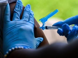 Đã tìm ra 12 cá nhân chuyên tung tin vịt về vaccine trên mạng