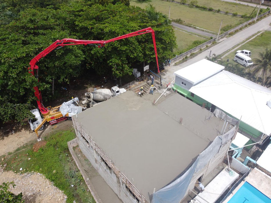 Photos of key milestones during the different phases of construction of the Inspire DR community center in Cabarete, Dominican Republic.