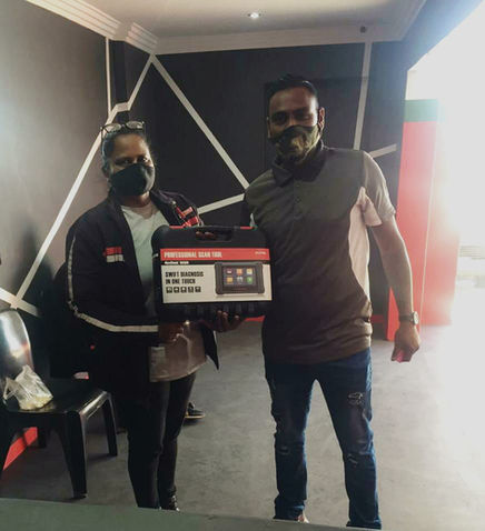 SAL representative with a diagnostic tool customer