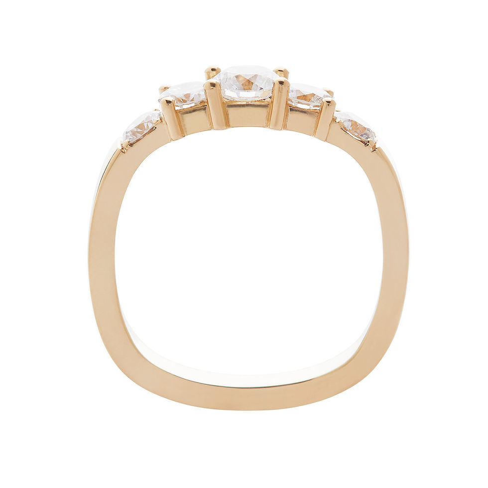 Miniaturebillede: firkantet ring med fem diamanter