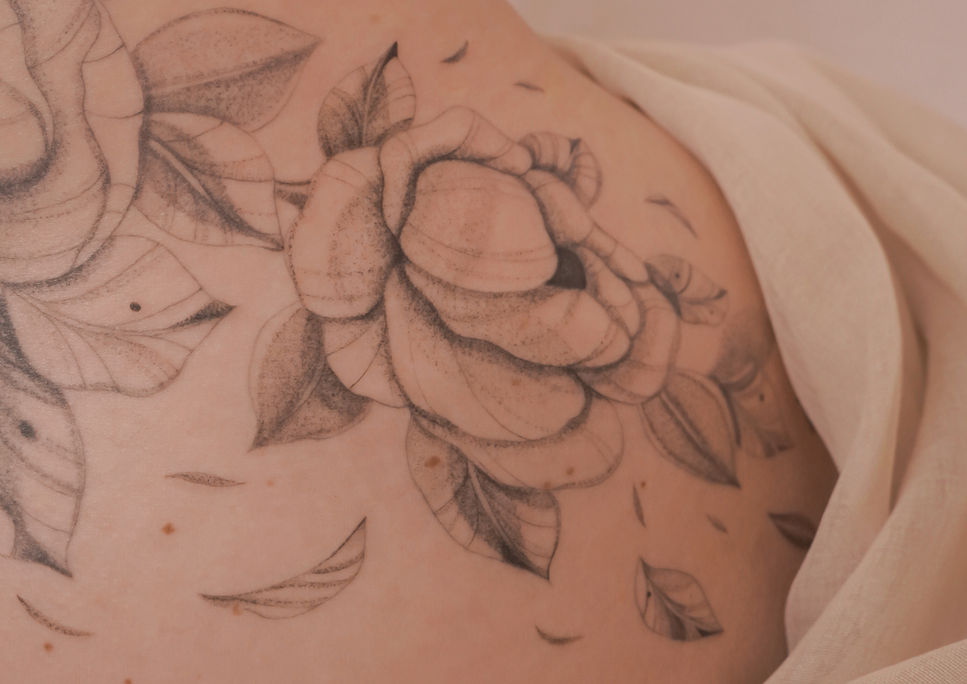 floral body flow tattoo on a female hip in Hamburg