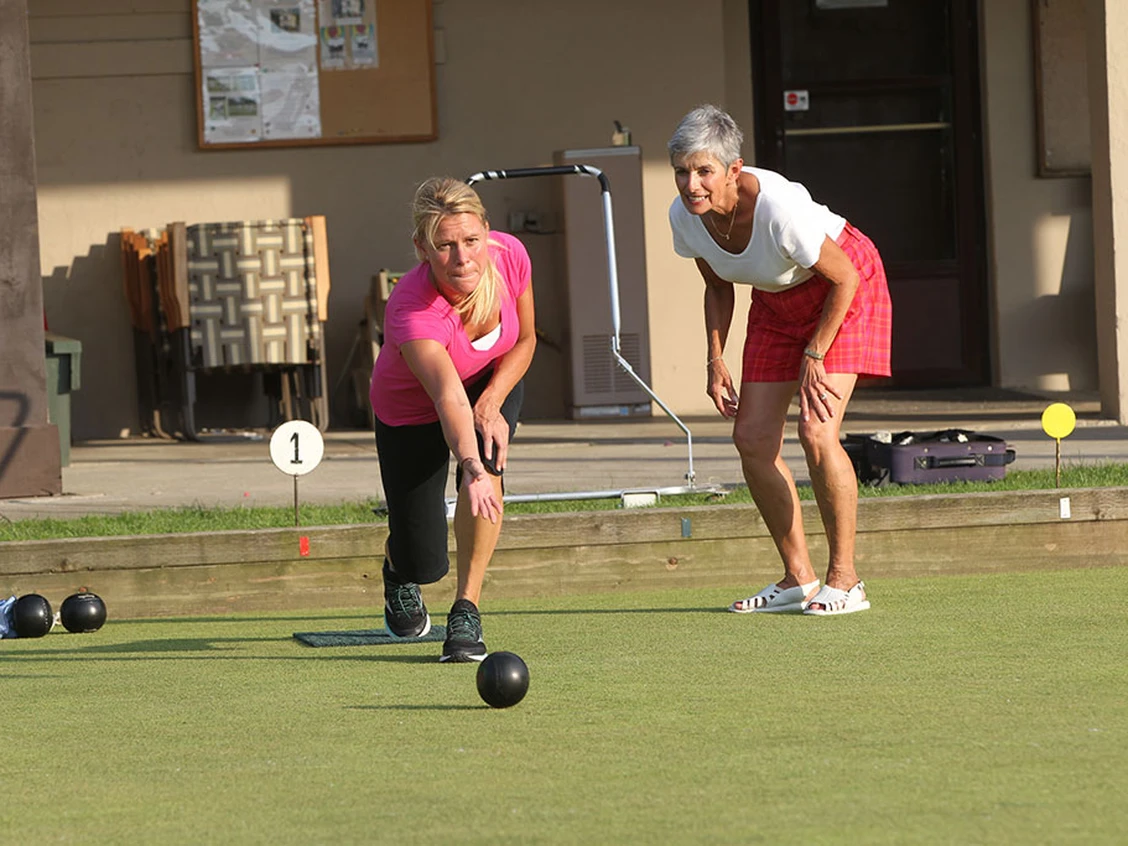 East Auckland Tribe: Beginner Bowls, Burgers & Besties