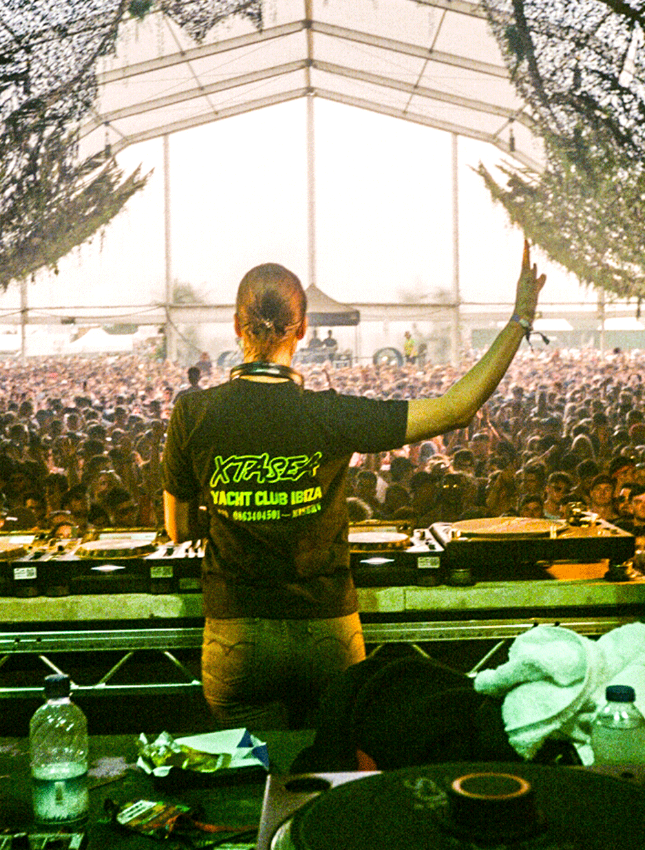 Nina Kraviz at Parklife Festival, 3D photo 3D GIF Photography. Photo taken by Rob Jones @hirobjones