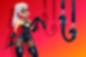 domina-frau-im-bdsm-latex-kostuem-mit-fe