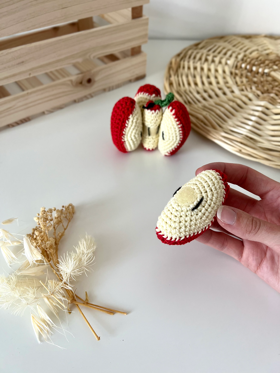 Miniature : jouet dinette éducatif au crochet - fruit pomme pour manipulation et éveil