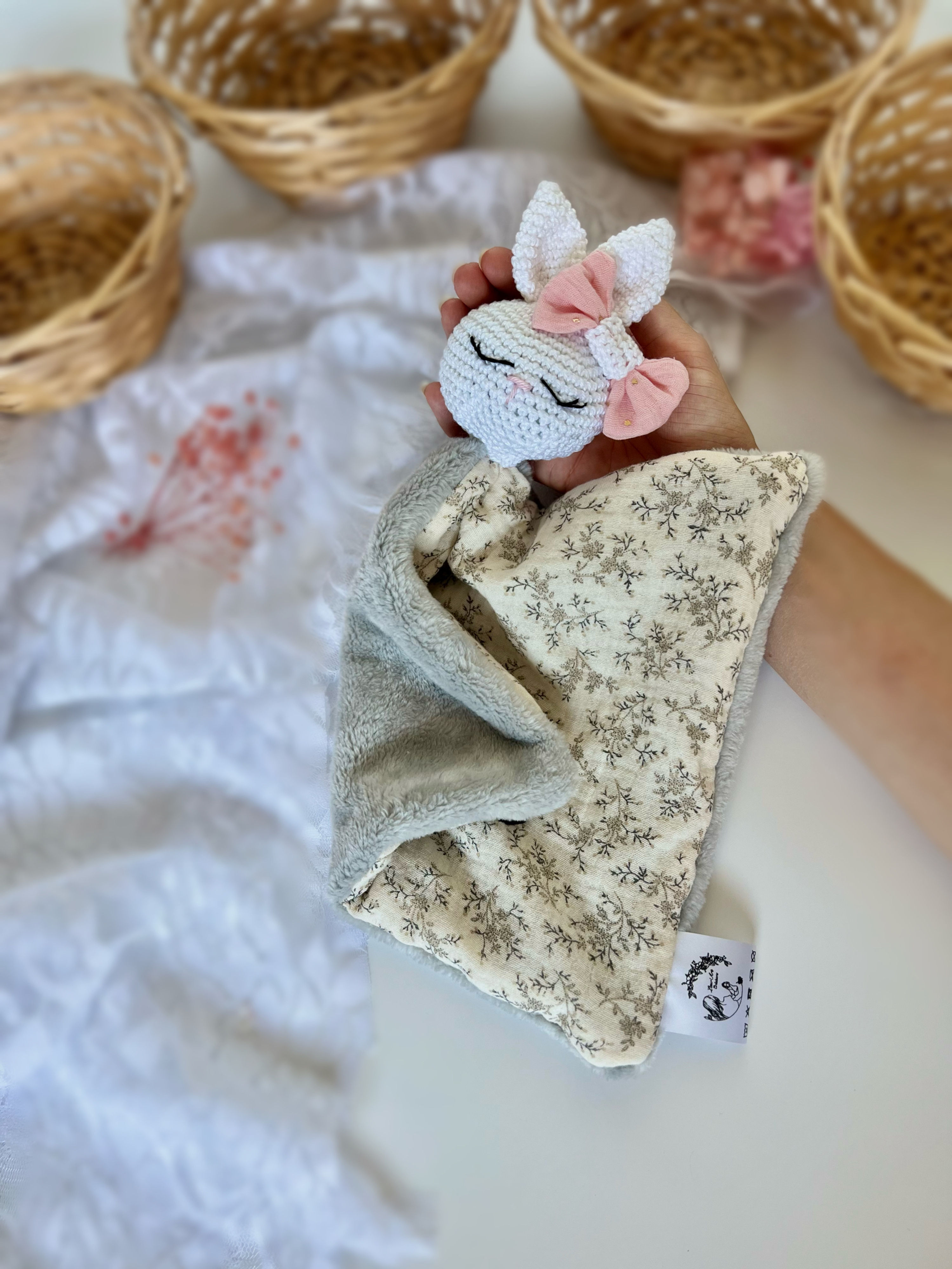 doudou lapin au crochet fait main pour bébé cadeau naissance à personnsalsier