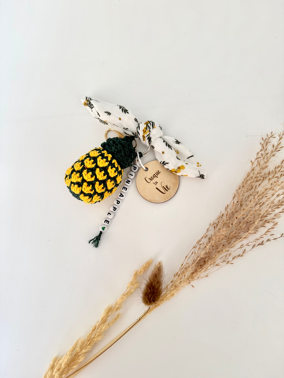 Porte-clés ananas au crochet fait main avec pancarte en bois gravée et perles
