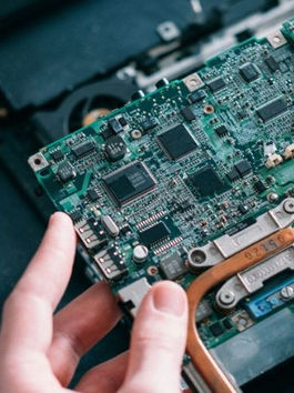 Thay main laptop giá rẻ, linh kiện chất lượng tại TP. HCM