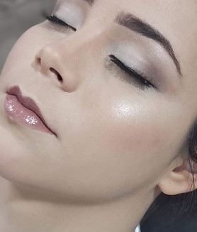 "Mulher deslumbrante com maquiagem feita no salão de beleza em Guarulhos"