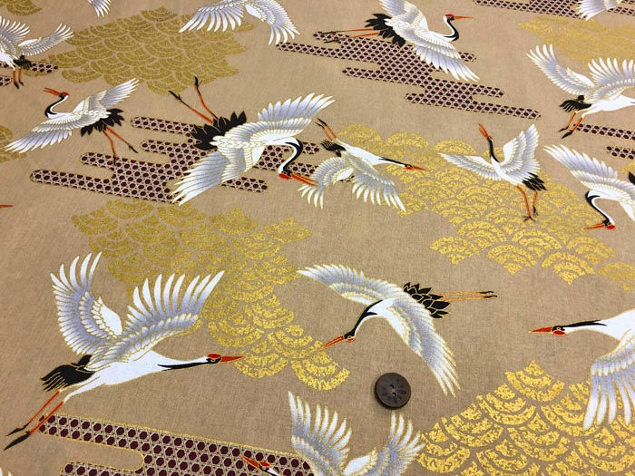 Tissu japonais avec des grues en vol et vagues Seigaiha doré , beige