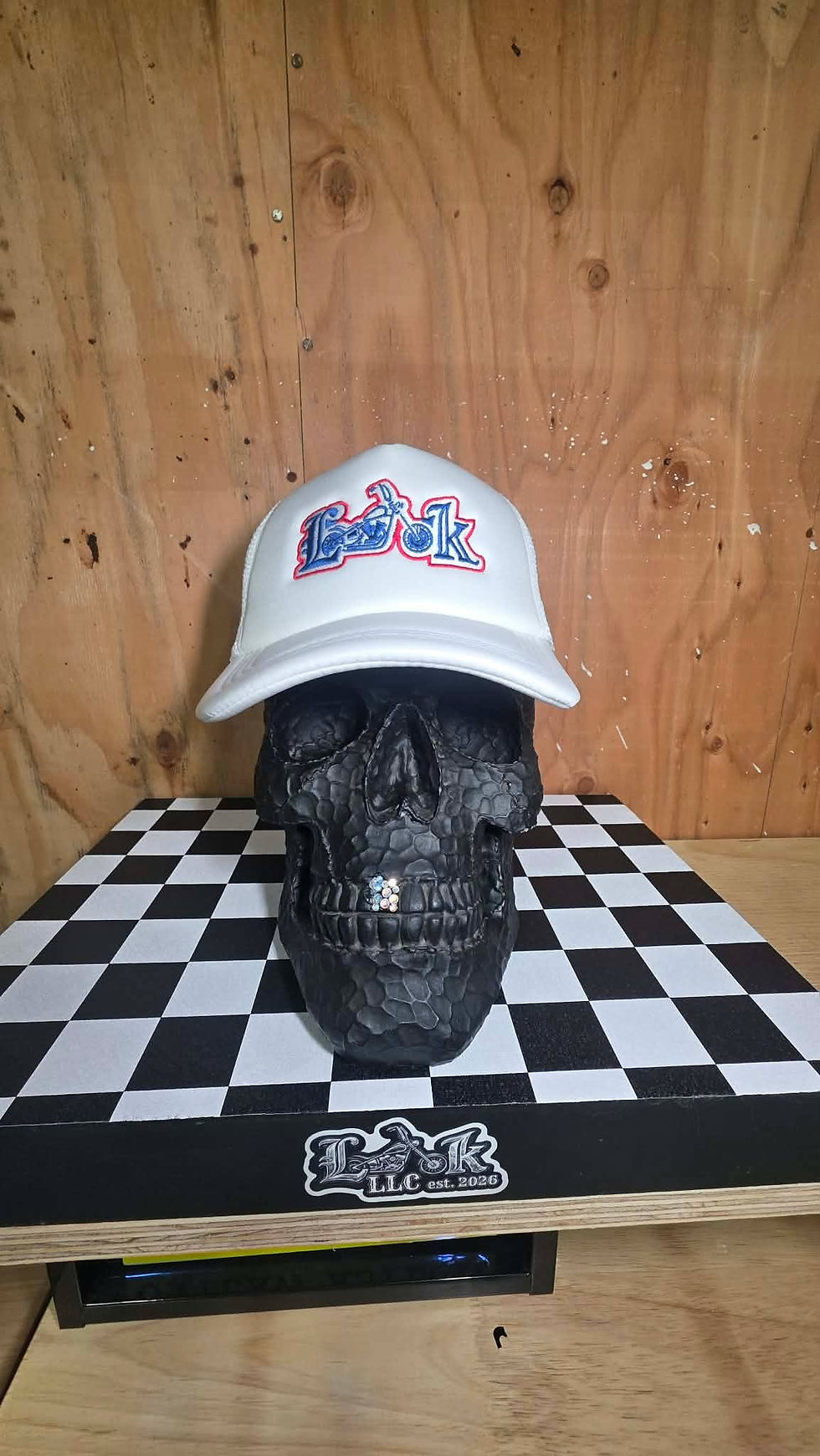 Thumbnail: Foam Trucker Snap-Back with embroidered LOOK logo