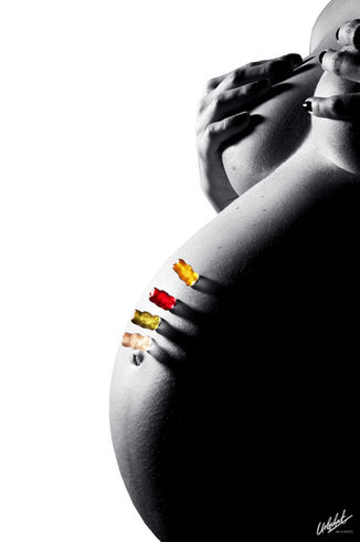 Einzigartige Erinnerungen schaffen – Schwangerschaftsfotografie, die von Herzen kommt
Die Schwangerschaft ist eine der emotionalsten und wundervollsten Phasen im Leben einer Frau – voller Vorfreude, Liebe und neuer Hoffnung. Mit professioneller Schwangerschaftsfotografie werden diese besonderen Momente für immer festgehalten – natürlich, stilvoll und authentisch.
Warum ein Babybauch Shooting?
Dein Körper vollbringt in dieser Zeit ein wahres Wunder. Ein Babybauch Shooting ist die perfekte Gelegenheit, diese Schönheit und Einzigartigkeit zu feiern – ob alleine, mit deinem Partner oder bereits mit Geschwisterkindern. In einem entspannten Fotoshooting entstehen gefühlvolle und zeitlose Bilder, die du für immer bewahren wirst.
Wann ist der beste Zeitpunkt für Schwangerschaftsfotos?
Der ideale Zeitraum für Schwangerschaftsfotos liegt zwischen der 28. und 34. Schwangerschaftswoche. Zu diesem Zeitpunkt ist der Babybauch schön rund und du fühlst dich in der Regel noch wohl genug für ein entspanntes Shooting.
Deine Schwangerschaft, dein Stil
Ob im Studio mit sanfter Lichtsetzung, draußen in der Natur bei goldenem Abendlicht oder bei dir zuhause im vertrauten Umfeld – wir gestalten dein Shooting ganz nach deinen Vorstellungen. Romantisch, natürlich oder elegant – du bestimmst den Stil. Auf Wunsch stehen auch Kleider und Accessoires zur Verfügung, die deinen Babybauch perfekt in Szene setzen.
Schwangerschaftsfotografie als wertvolle Erinnerung
Professionelle Schwangerschaftsfotos sind mehr als nur schöne Bilder – sie sind eine bleibende Erinnerung an eine einzigartige Zeit. Viele Kundinnen berichten, dass sie ihre Bilder noch Jahre später mit einem Lächeln anschauen – oder sie stolz ihren Kindern zeigen.
Suchst du eine erfahrene Fotografin für Schwangerschaftsbilder in Berlin? Dann freue ich mich auf deine Nachricht! Gemeinsam gestalten wir dein persönliches Babybauch Shooting mit viel Herz und Gefühl.