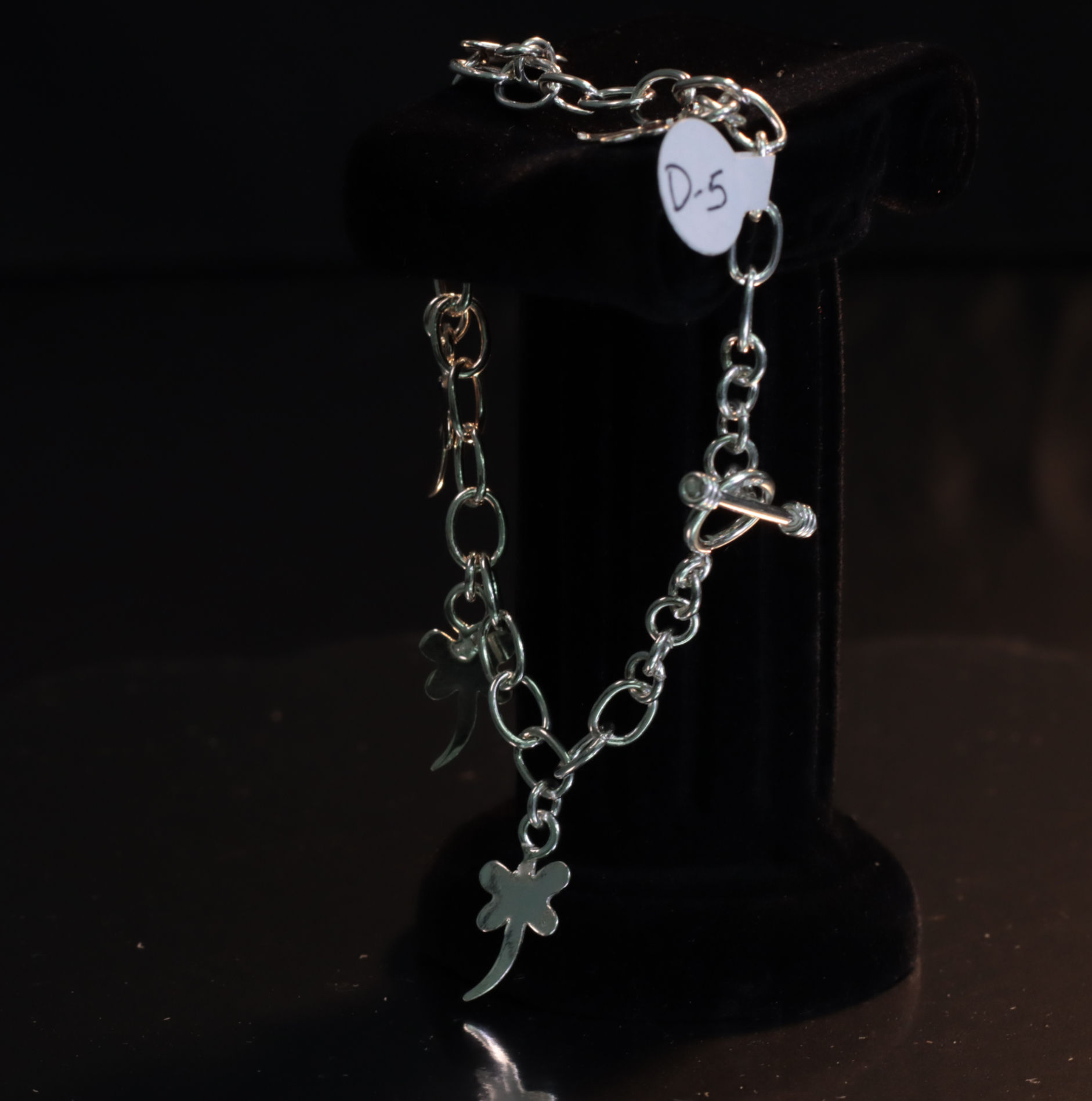 Pulcera de plata con figuras 7.75in