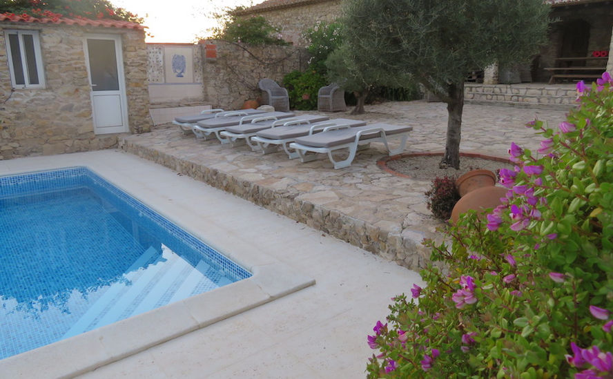 Quinta Charlotte terrace with sun beds.