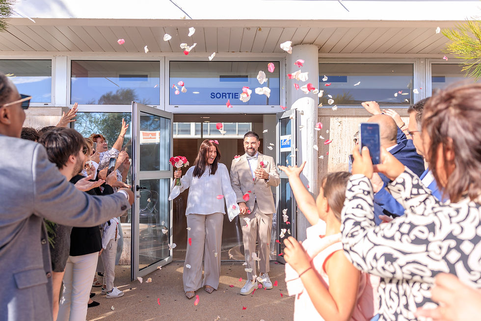Mariés à la sortie de la mairie de Toulon — reportage photo de mariage par Ralph Richir