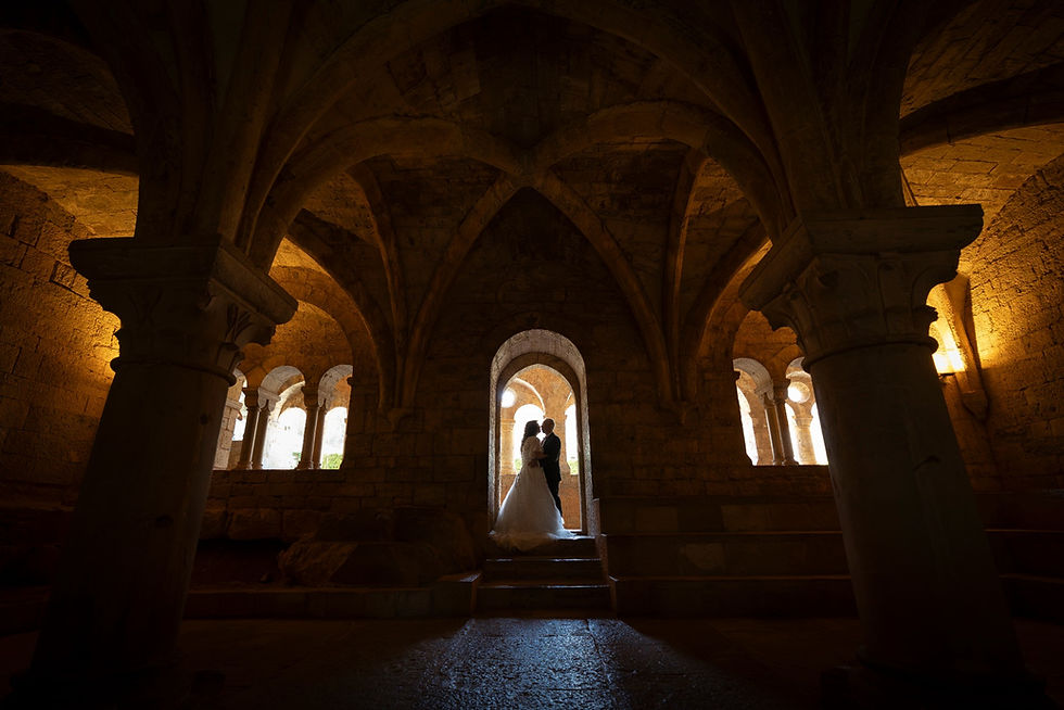 Silhouettes des mariés dans une arche de la salle capitulaire de l'abbaye du Thoronet, voûtes d'ogives