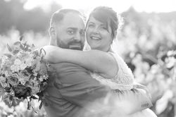 Mariés enlacés et souriants au Château de Cancerilles à Signes, photo de mariage en noir et blanc