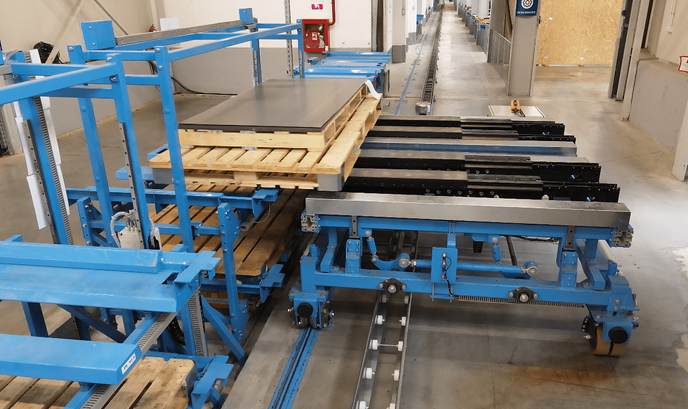 Shuttle conveyor with extendable arms for automatic raw material feeding