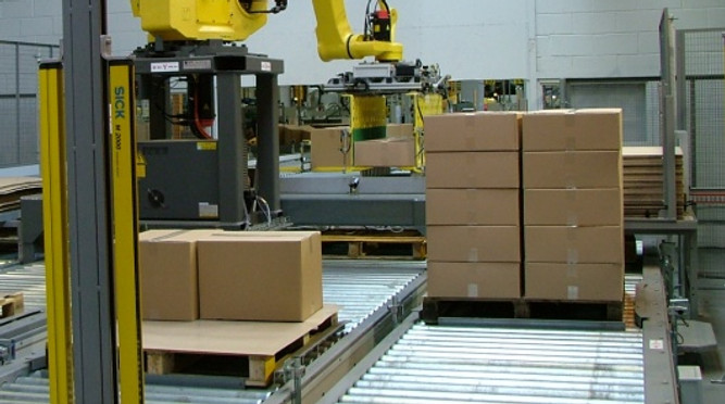 Box palletizing robot on a conveyor line – SELF TRUST Romania