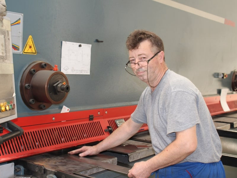 Hydraulic guillotine sheet cutting services in Iași – SELF TRUST Romania