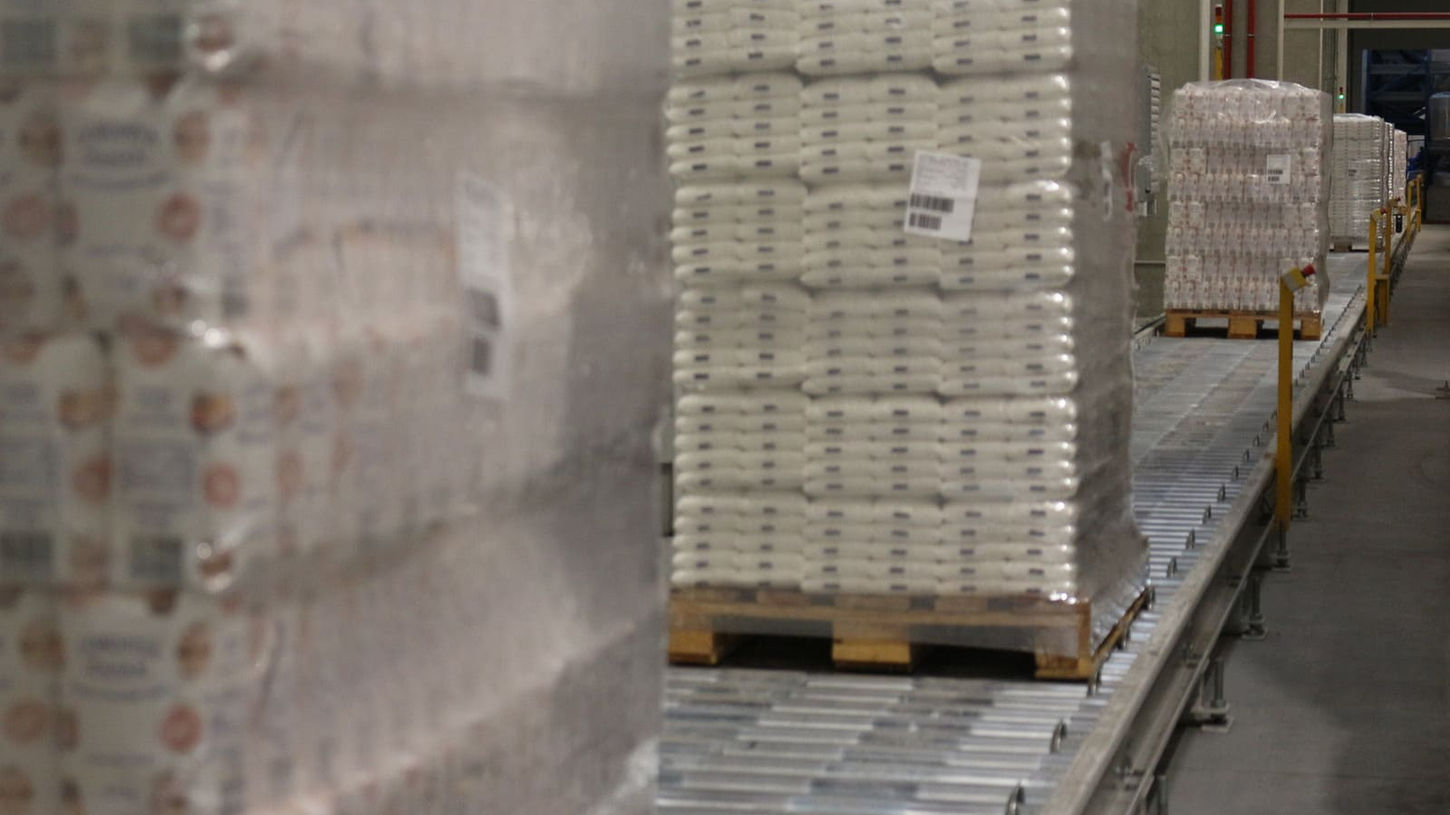 Linie transport paleți sistem de conveioare pentru logistică depozit – manipularea paleților în distribuția FMCG – imaginea 9