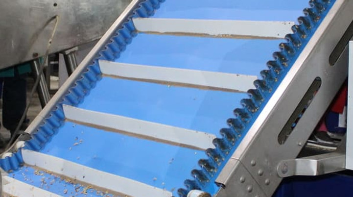 Conveyor belts with scrapers and profile for inclined transport