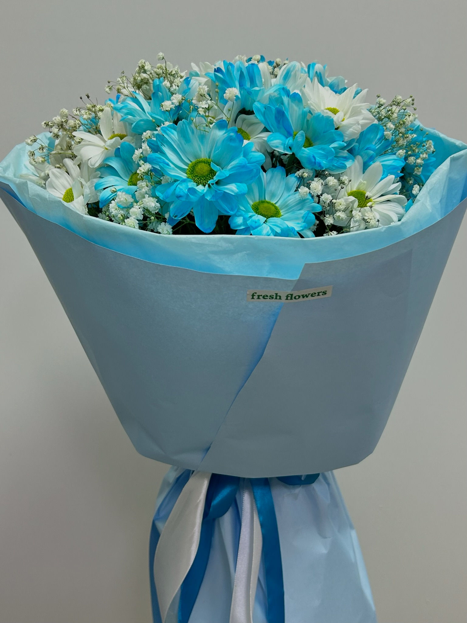 ლურჯი და თეთრი ქრიზანთემები, ლამაზი თაიგული