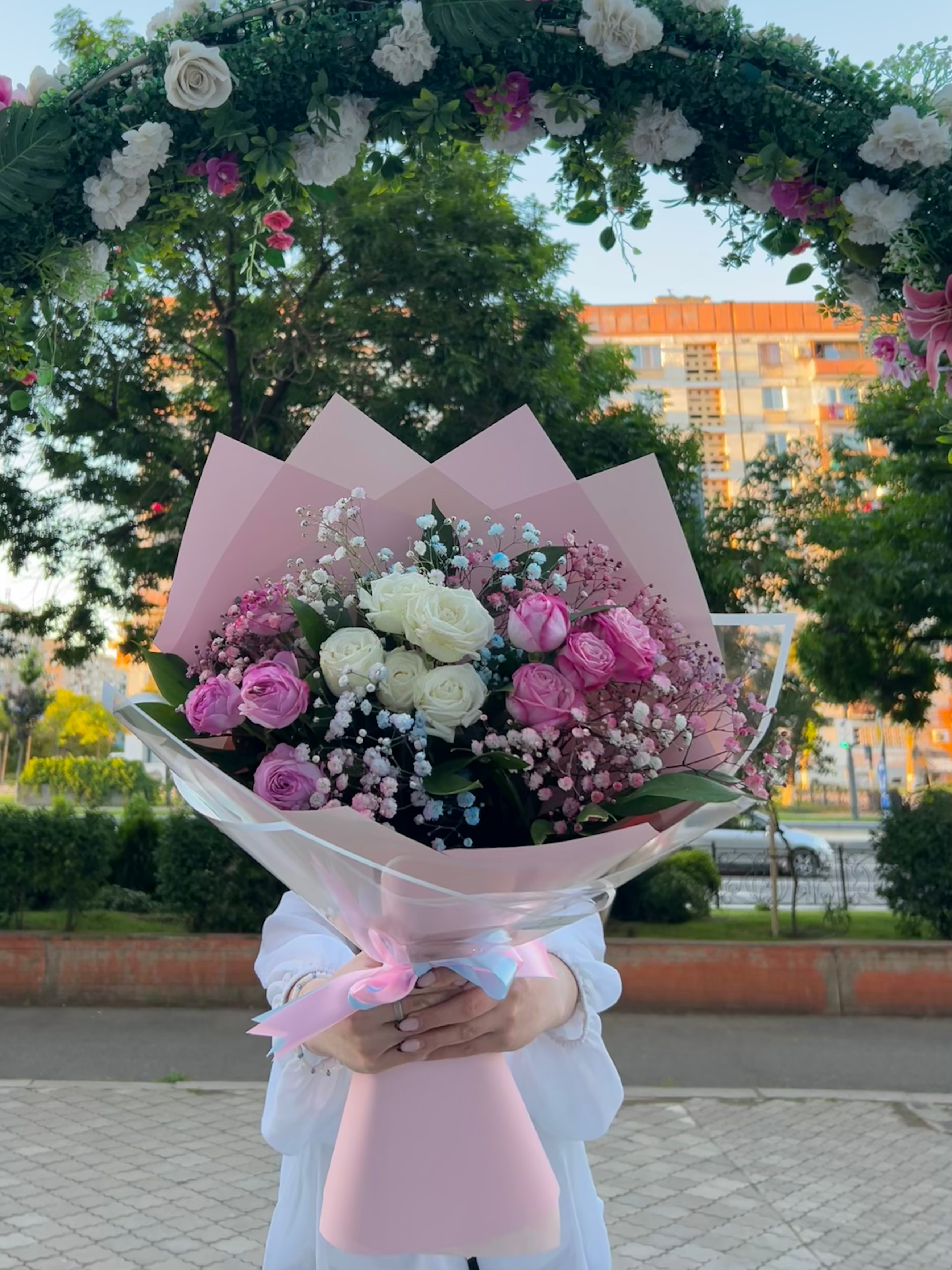 ვარდებისა და ყვავილების ლამაზი თაიგული