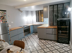 lacado cinza com balcao em carvalho natural