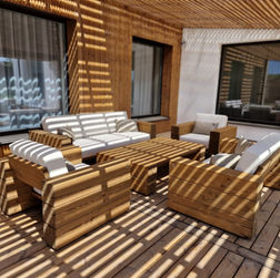 Prabangus medžio masyvo lauko baldų komplektas saulėtoje terasoje, Timber kolekcijos. Pagaminta Lietuvoje Dark'Style wood. Mediniai pušies masyvo lauko baldai su drėgmei atspariu lauko audiniu. Subtilaus dizaino itin tvirti ir ilgaamžiai baldai terasai, poilsio erdvei ir spa zonoms. Pasirinkite norimas spalvas, komplektaciją ir audinius. Dark'Style wood